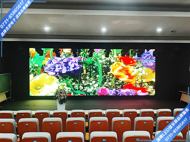 株洲石峰區(qū)某小學報告廳舞臺LED顯示屏